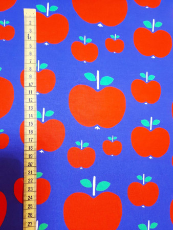 Röda äpplen på blått